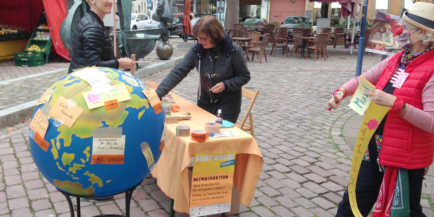 2020_09_25_Stand_FaireWoche_Augustine_5475 Mingolsheim Marktplatz am Stand von Faire Welt e.V. Bad Schönborn mit Clown Augustine
