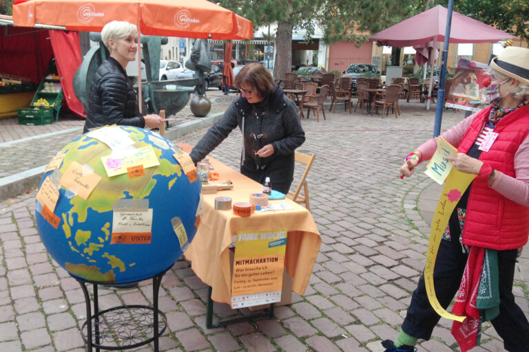 Mingolsheim Marktplatz am Stand von Faire Welt e.V. Bad Schönborn mit Clown Augustine