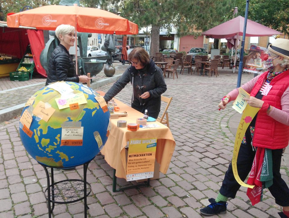 2020_09_25_Stand_FaireWoche_Augustine_5475 Mingolsheim Marktplatz am Stand von Faire Welt e.V. Bad Schönborn mit Clown Augustine