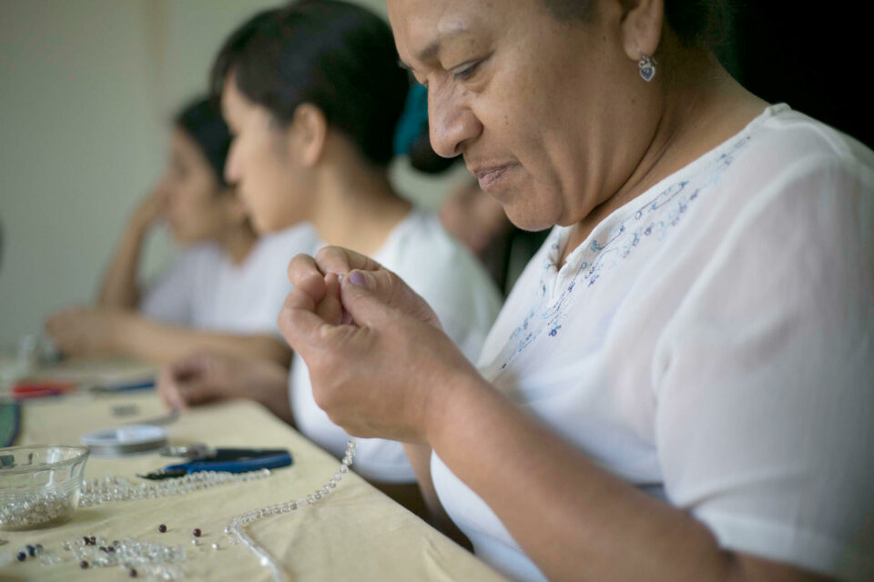 Peru_Schmuckperlen_Heimarbeit Schmuckherstellung in Südamerika