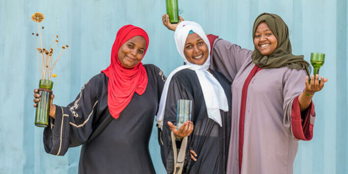 Sansibar_upcycling_contigo Mitarbeiterinnen präsentieren Upcycling-Kunsthandwerk