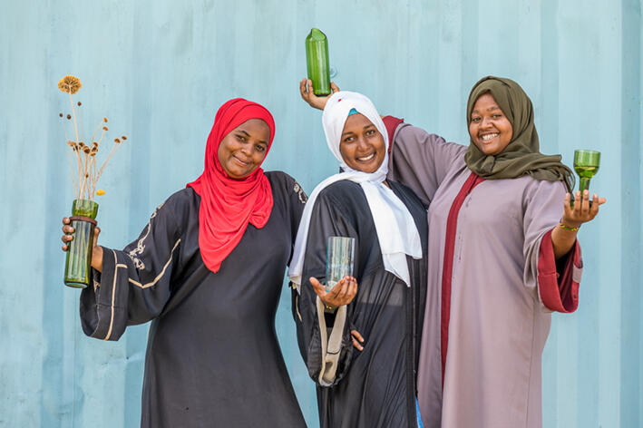 Mitarbeiterinnen präsentieren Upcycling-Kunsthandwerk