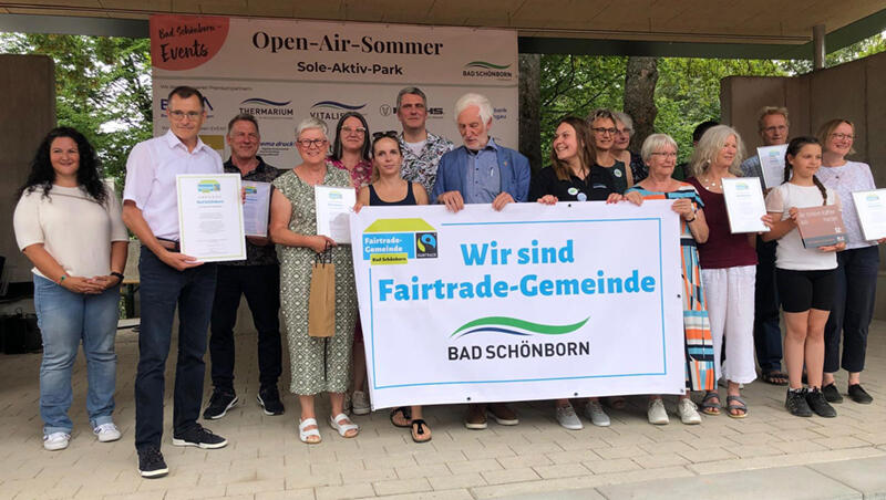 FairtradeTown_Auszeichnfeier_SteuerungsGruppeUrkunden Steuerungsgruppe Auszeichnung Bad Schönborn Fairtrade Town für zwei Jahre Sonntag 14. Juli 2024