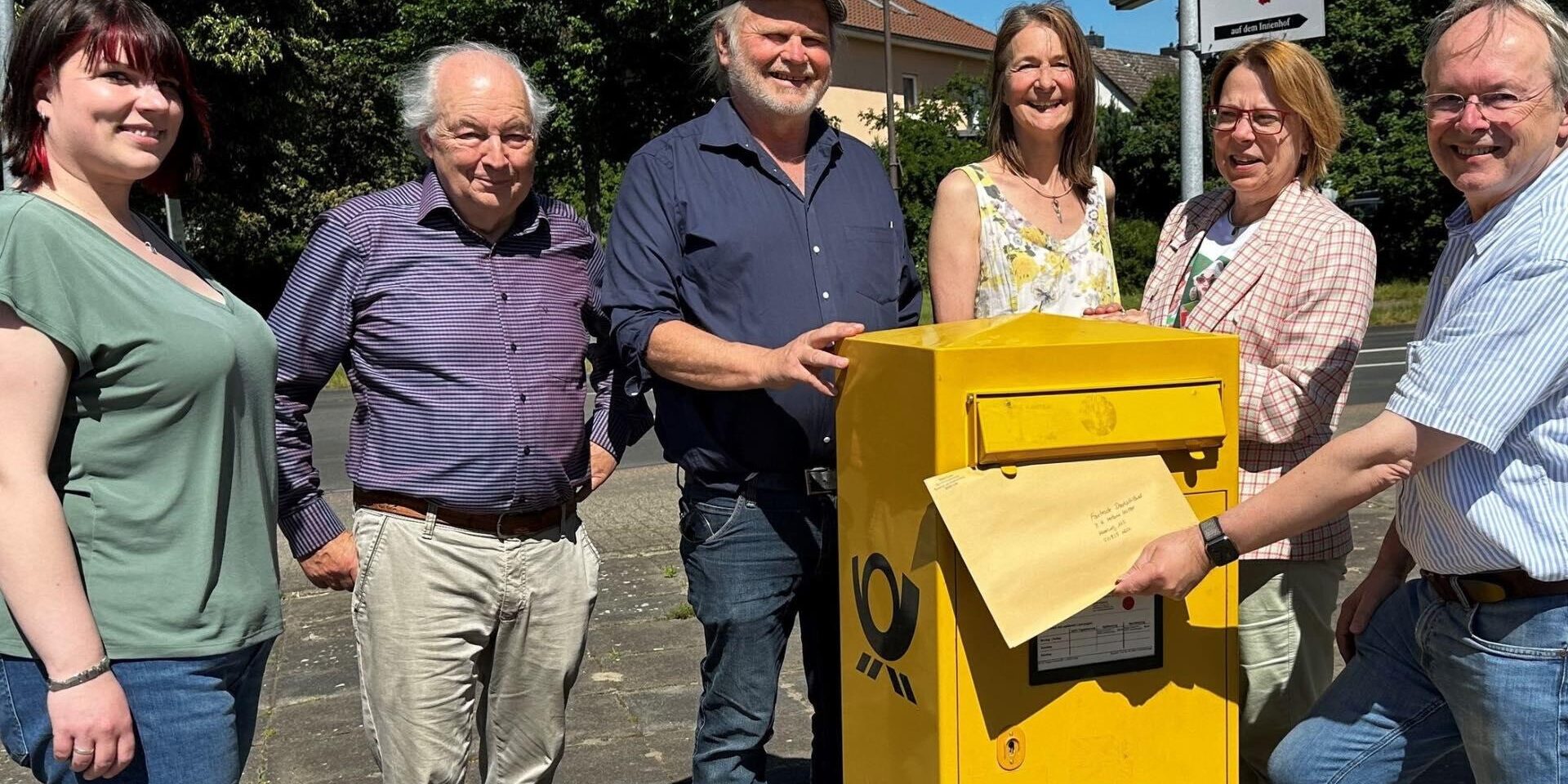 Celler Steuerungsgruppe beim Absenden der Fairtrade Town Unterlagen