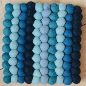Blaugefärbte Filzkugeln als quadratischer Untersetzer