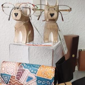 Brillenhalter aus Holz in Form eines Hundes