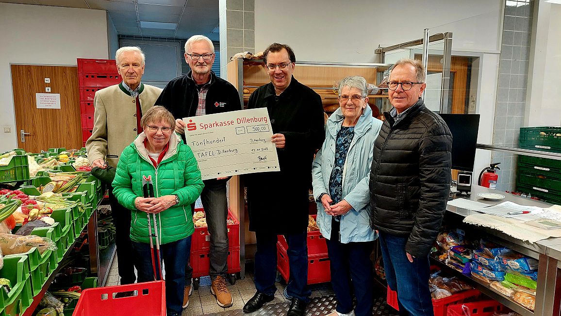 Mitglieder des Vorstands des Weltladen Dillenburg e.V. übergeben ihre Spende an die Dillenburger Tafel (v.l.n.r. Bert Petersen, Gerlinde Würtz, Andreas Hölter, Christian Fahl, Beatrix Schlausch, Stefan Bauer)