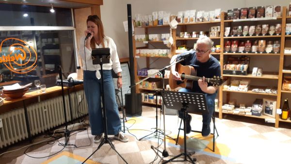 Duo Acoustix bei der Kulinarischen Einkaufsnacht 2025 im Weltladen Donaueschingen