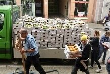 Mangoaktion_2026_Ausladen Ausladen der Mangos aus dem LKW 2026