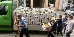 Mangoaktion_2026_Ausladen Ausladen der Mangos aus dem LKW 2026