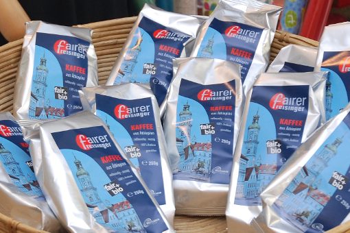 Produktauslage des fairen freisinger Kaffees