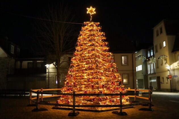 Weihnachtlichgeschmückter Baum auf dem Viehmarkt Hammelburg