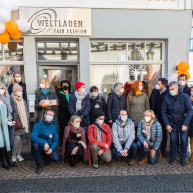 Das Weltladen-Team Hofheim und Besucher am Eröffnungstag