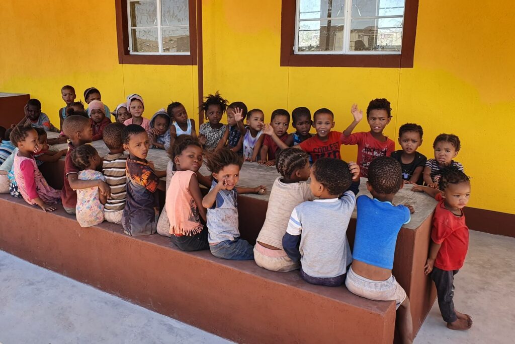 Eine Kindergruppe am Tisch im Kinderheim Maltahöhe in Namibia.