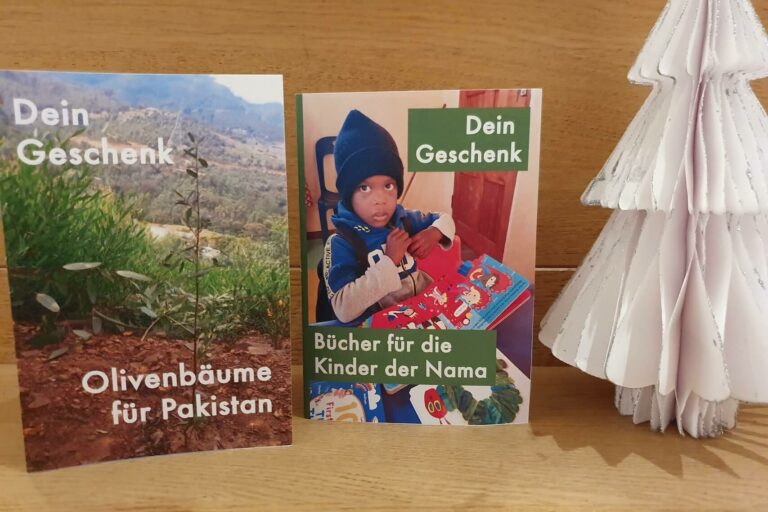 Wir bieten in unseren beiden Weltläden in Hofheim für unsere neuen Projekte Spendengeschenke an: "Bücher für die Kinder der Nama" und "Olivenbäume für Pakistan".