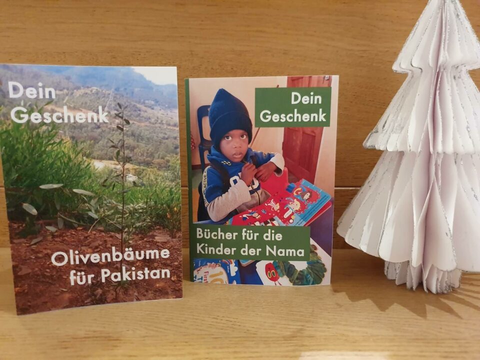 2023_speendengeschenke_1 Wir bieten in unseren beiden Weltläden in Hofheim für unsere neuen Projekte Spendengeschenke an: "Bücher für die Kinder der Nama" und "Olivenbäume für Pakistan".