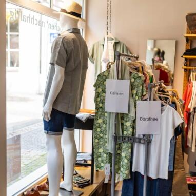 Alles ist bereit für die 1. FAIR FASHION Modenschau des Weltladen Hofheim. Vor dem Alten Rathaus in der Hauptstraße wird fair produzierte, farbenfrohe und aktuelle Damen- und Herrenkleidung mit dazu passenden modischen Accessoires präsentiert.