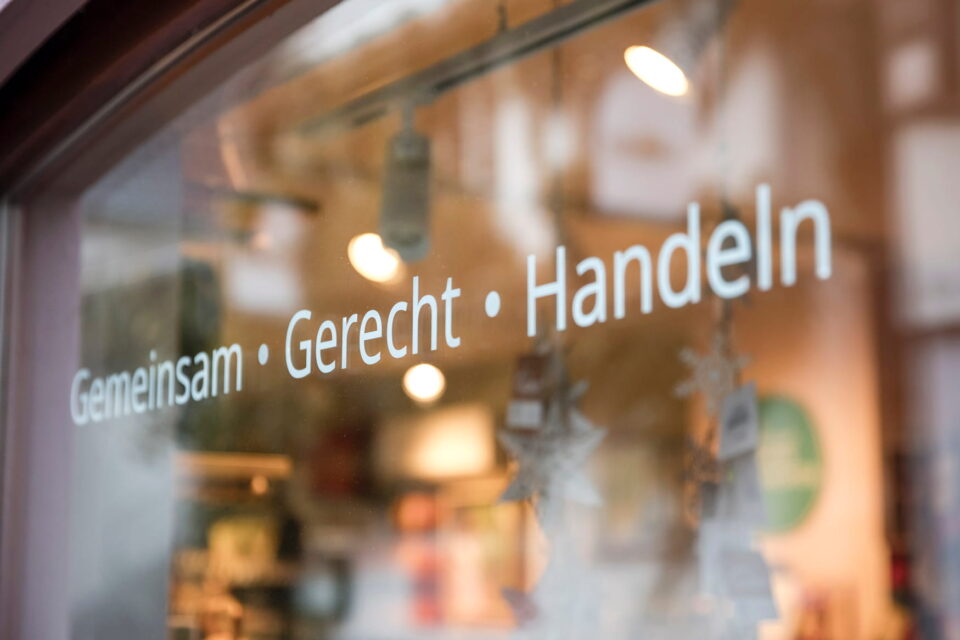 gemeinsam_gerecht_handeln_schaufensteraufkleber