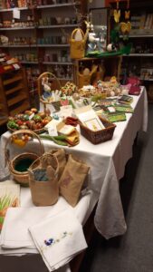 Alles für den Osterhasen: Deko, Karten, Körbchen und Leckereien fürs Nest