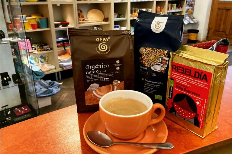 Kaffeetasse und Kaffeepackungen im Weltladen Kaffeetasse und Kaffeepackungen im Weltladen