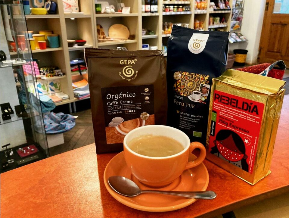 Kaffeetasse und Kaffeepackungen im Weltladen Kaffeetasse und Kaffeepackungen im Weltladen