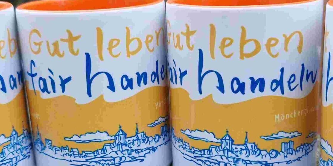 Tassen in Reihe klein