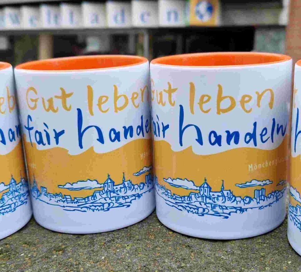 Tassen in Reihe klein