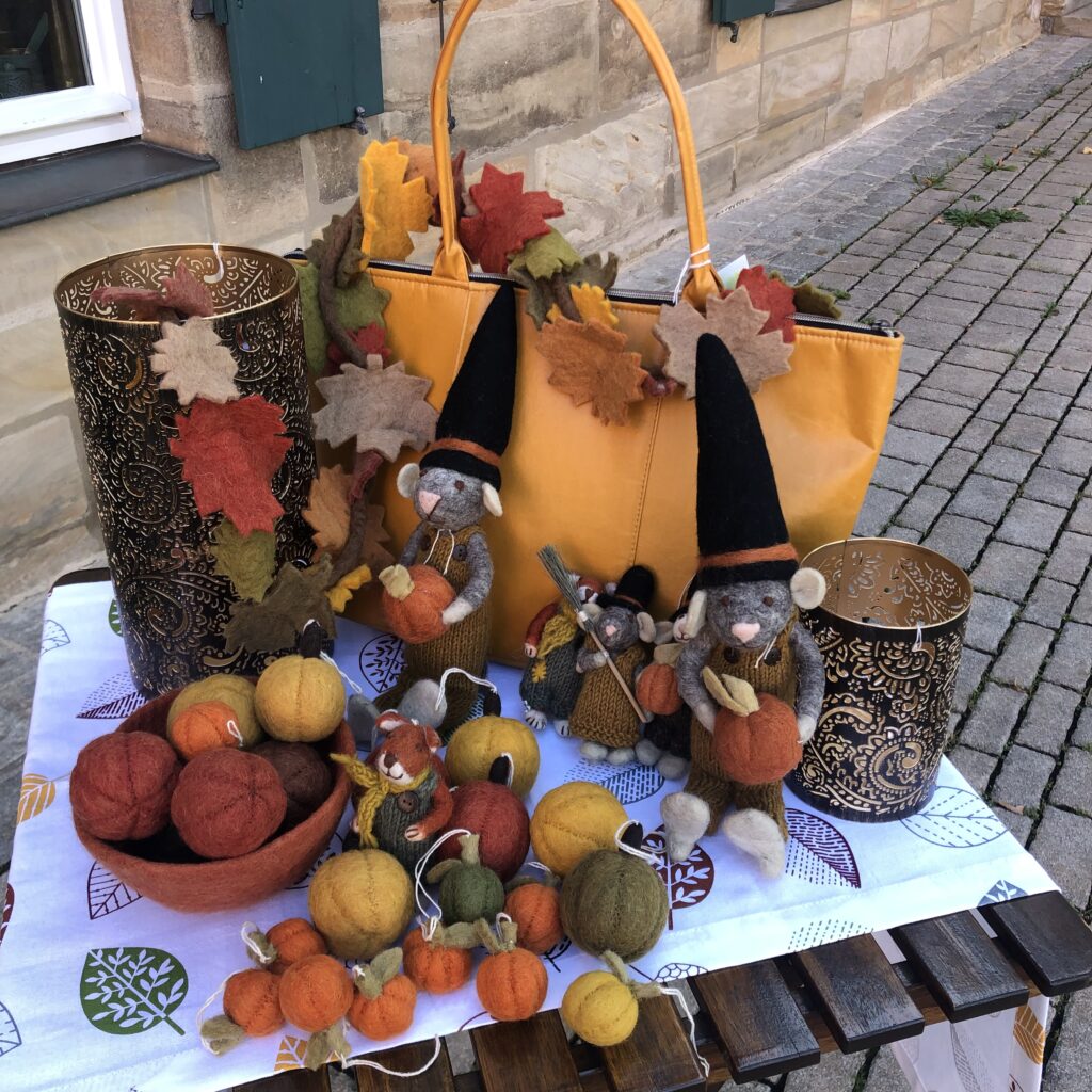 Herbstdekorationen aus Filz und modische Taschen