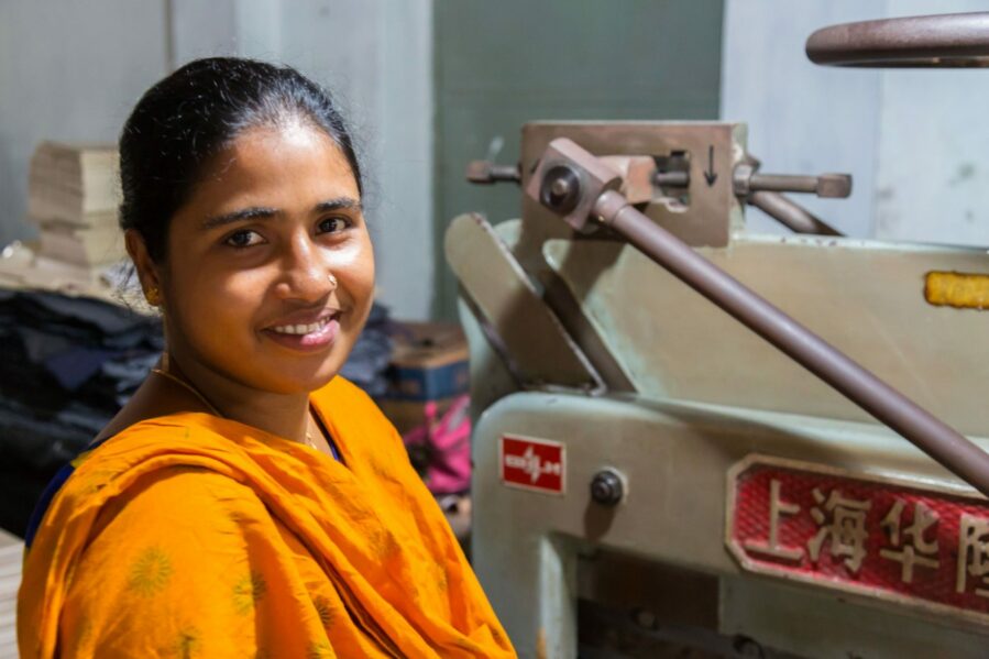 Khadiza Khatun, Mitarbeiterin in der Papierwerkstatt von Prokritee. Foto: Dave Klassen