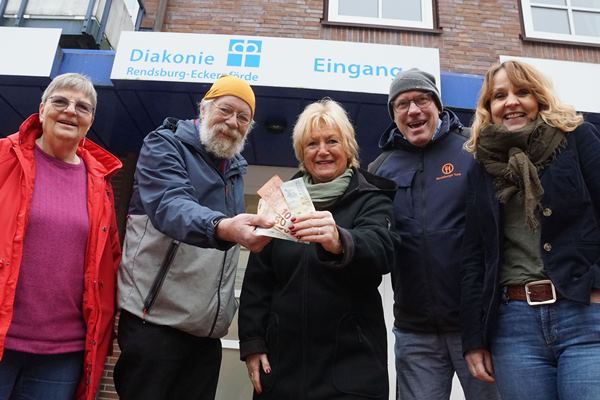 2025-01-20_spendenübergabe_tafel_kaffeetante 600×400