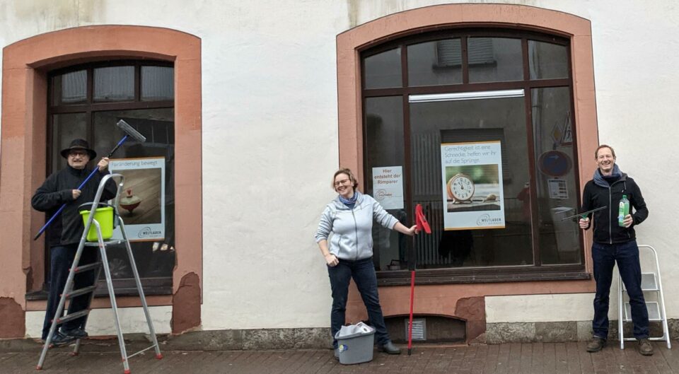 WeltladenFensterputz6.2.21-by Eva Schorno (8)