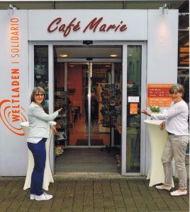 Eingang zum Weltladen und zum Cafe Marié