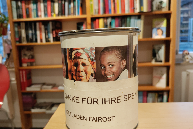 Spendendose vor Buchregal