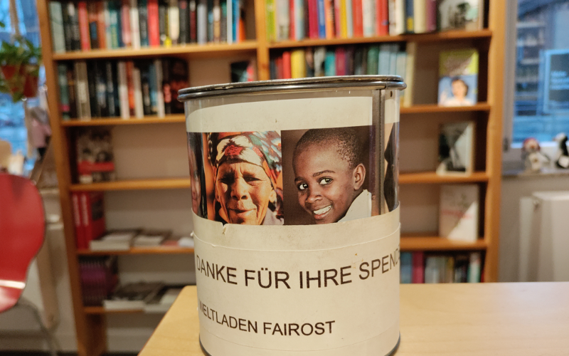 Spendendose vor Buchregal