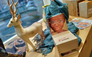 Spendenbox Ein-Dollar-Brille mit Deko im Schaufenster