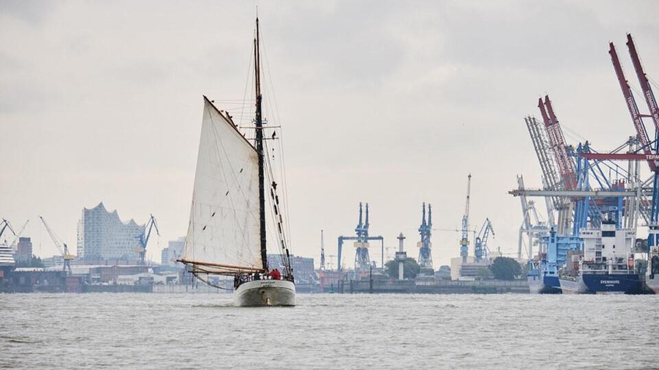 AVONTUUR-at-HH-c-VErena-Brüning-Timbercoast Segelschiff in Hamburg