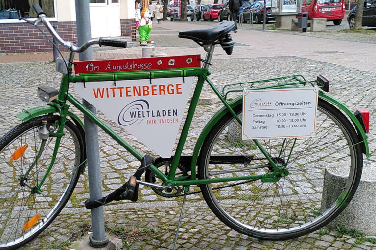 9. WELTLADEN-werbung auf der Bahnstraße