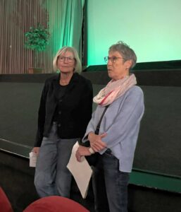 Petra Sarstedt-Hülsmann (links) und Christiane Döring bei der Anmoderation des Filmabends