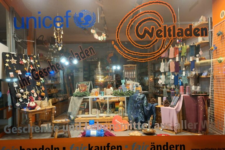 Weihnachtliches Schaufenster des Weltladens in Worms
